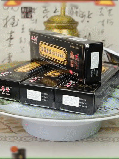 Silný gel na úlevu od bolesti pohybového aparátu v černé tubě