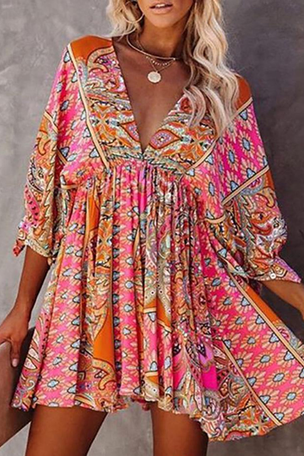 Dámské šaty s lidovým potiskem a výstřihem do V