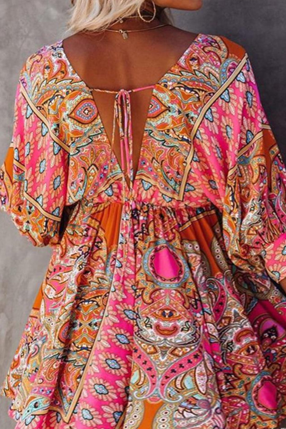 Dámské šaty s lidovým potiskem a výstřihem do V