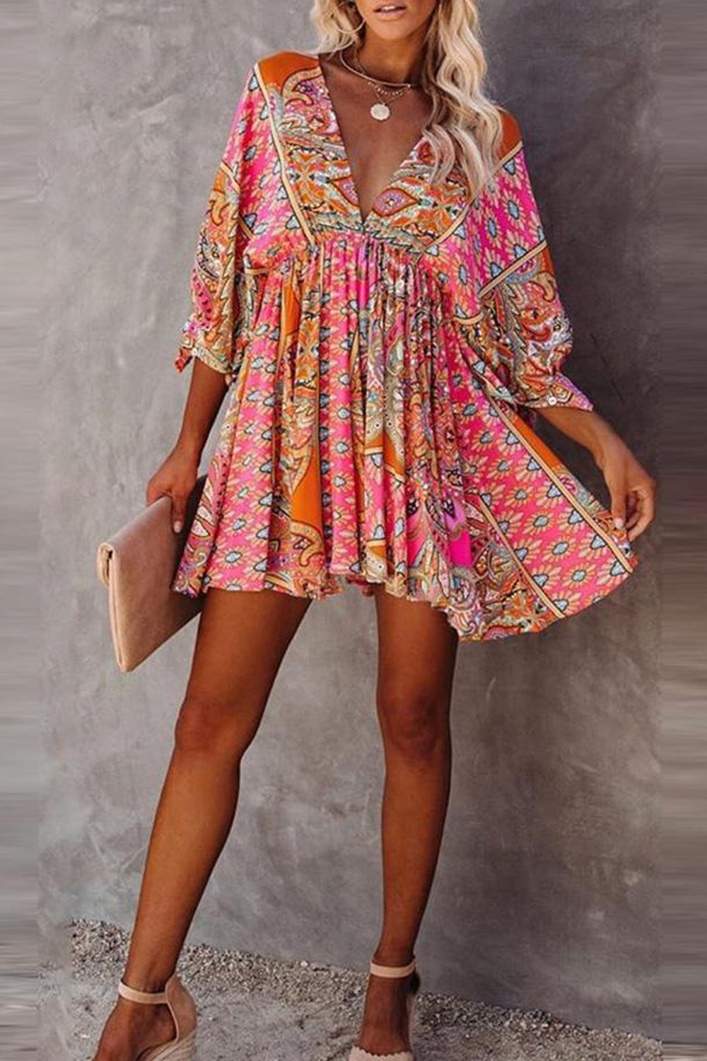 Dámské šaty s lidovým potiskem a výstřihem do V