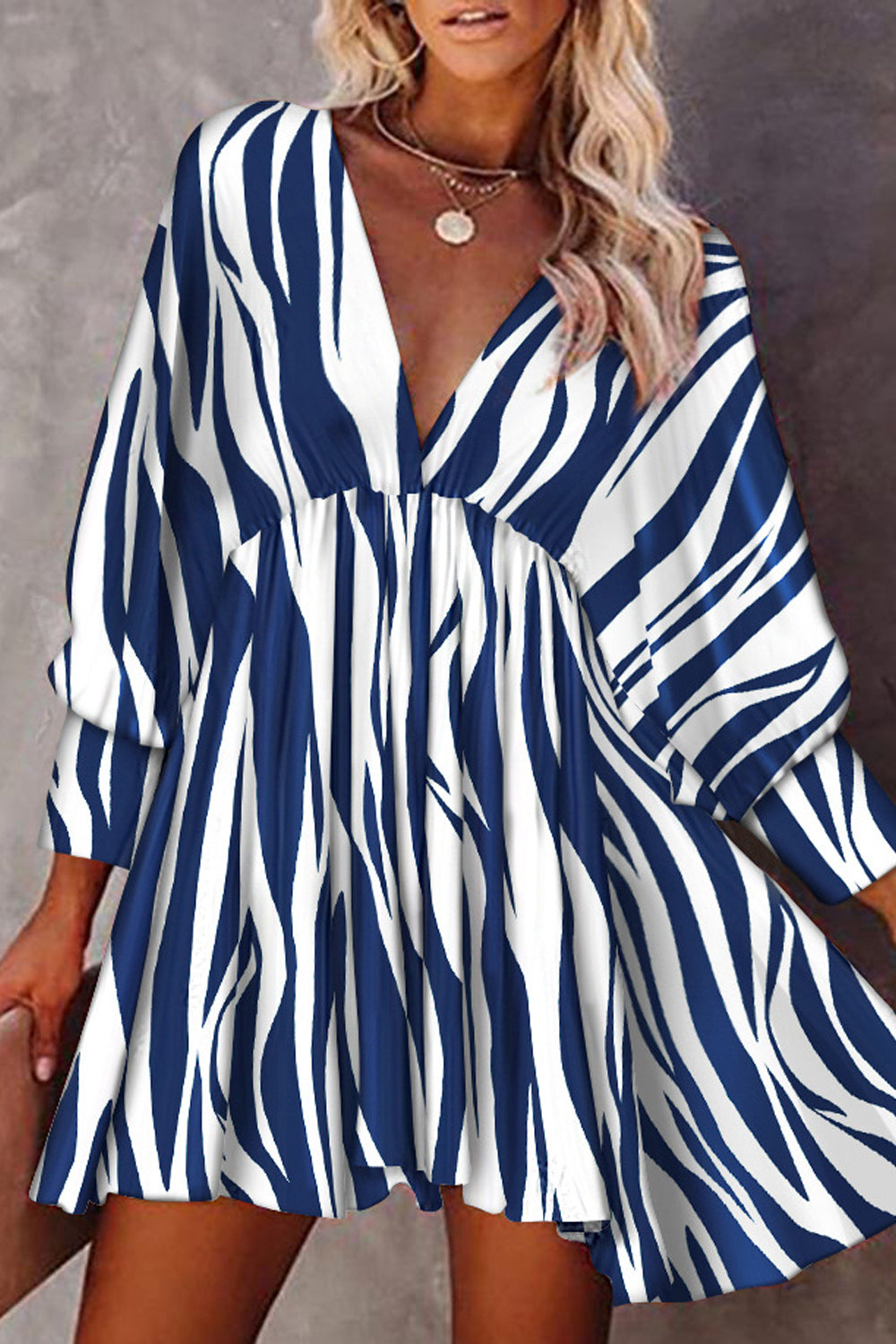 Dámské šaty s lidovým potiskem a výstřihem do V